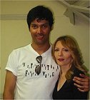O produtor R&oacute;bson com Ver&ocirc;nica no camarim.